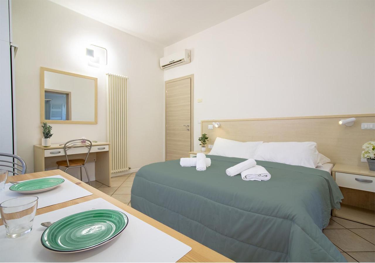 Athena Rooms - Parcheggio Privato 볼로냐 외부 사진